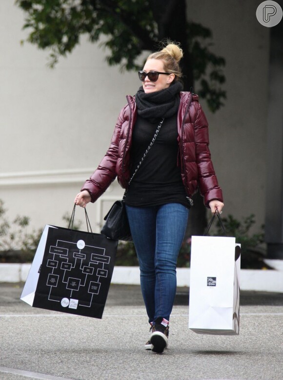 Hilary Duff sai de loja com enormes sacolas