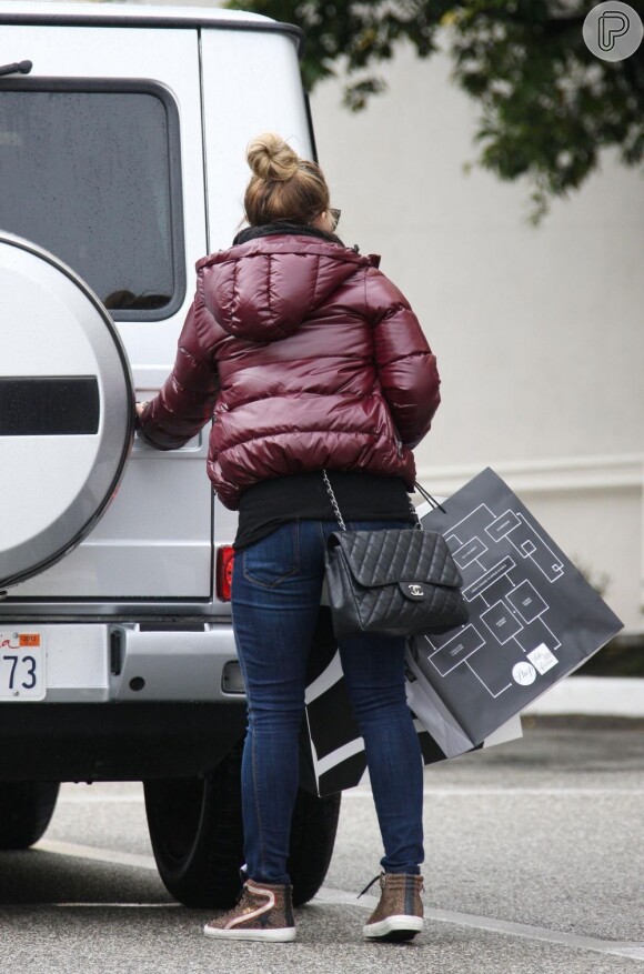 Hilary Duff coloca as sacolas dentro da mala do carro