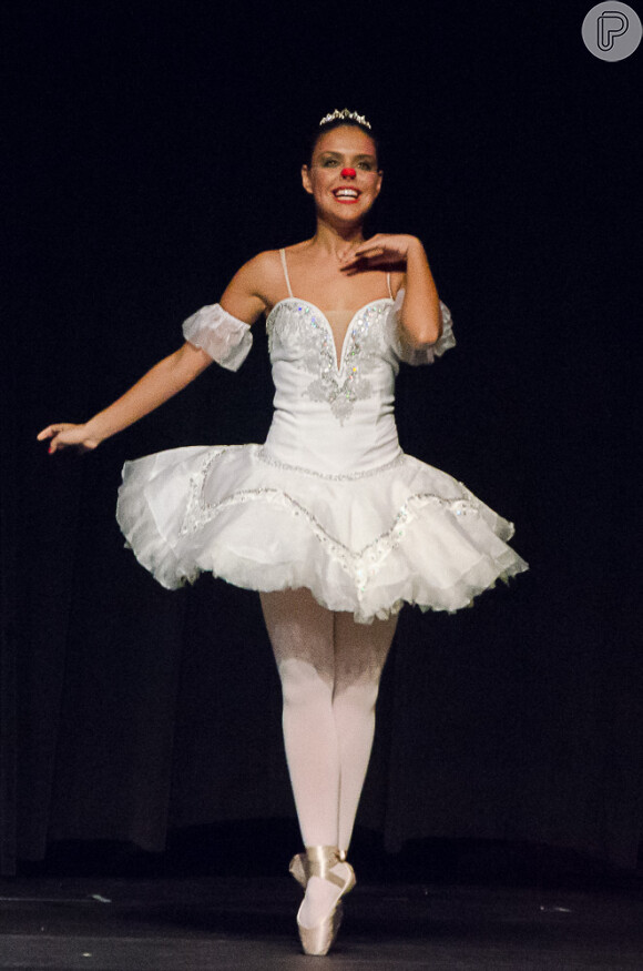Vestida de bailarina e usando um nariz vermelho, típico dos palhaços, Paloma Bernardi foi a estrela do espetáculo de dança 'Pé de Palhaço, Pé de Bailarina', no último domingo, 1º de dezembro de 2013