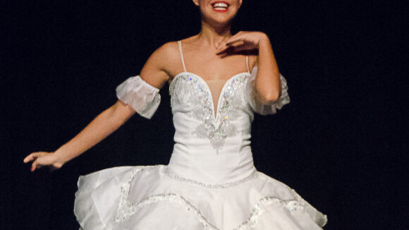Vestida de bailarina, Paloma Bernardi apresenta espetáculo de dança em São Paulo
