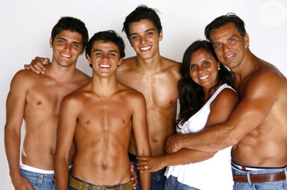 Bruno Gissoni posou sem camisa ao lado dos irmãos Rodrigo Simas e Felipe Simas e com os pais, Beto Simas e Ana Sang