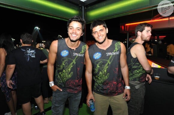 Bruno Gissoni curtiu primeiro dia de Rock in Rio sem a namorada, Yanna Lavigne, e posou com o irmão Rodrigo Simas, no dia 13 de setembro de 2013