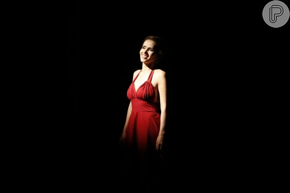 Leona Cavalli interpreta sete personagens diferentes no espetáculo