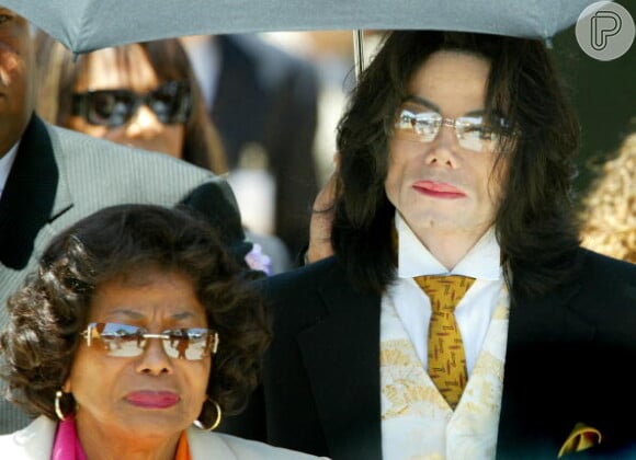 Com a morte de Michael Jackson, sua mãe, Katherine Jackson, ficou com a guarda dos dois filhos do astro