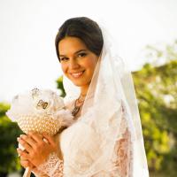Bruna Marquezine posa vestida de noiva para foto oficial de 'Em Família'
