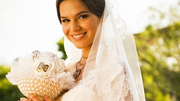 Bruna Marquezine posa vestida de noiva para foto oficial de 'Em Família'
