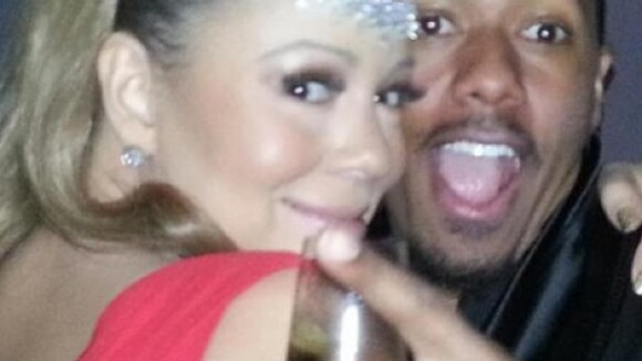 Mariah Carey posa com marido, Nick Cannon, e taça de champanhe: 'Feliz ano novo'