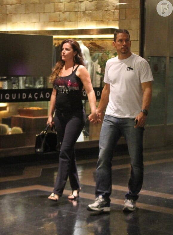 A atriz foi vista em passeio com o namorado, o engenheiro João Henrique Lemos, em fevereiro de 2013