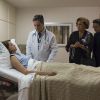 Camila (Agatha Moreira) acorda do coma e põe Lucrécia (Claudia Jimenez) e Agilson (Marcelo Médici) para fora de seu quarto, na novela 'Haja Coração', em setembro de 2016