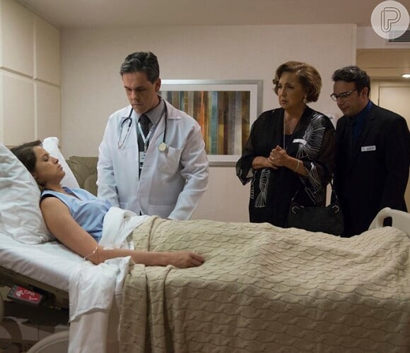 Camila (Agatha Moreira) acorda do coma e põe Lucrécia (Claudia Jimenez) e Agilson (Marcelo Médici) para fora de seu quarto, na novela 'Haja Coração', em setembro de 2016