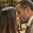 Após a viagem, Tamara (Cleo Pires) vai deixar Apolo (Malvino Salvador) em casa e os dois se beijam na porta da casa dele, na novela 'Haja Coração'