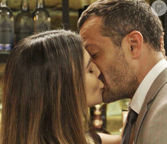 Após a viagem, Tamara (Cleo Pires) vai deixar Apolo (Malvino Salvador) em casa e os dois se beijam na porta da casa dele, na novela 'Haja Coração'