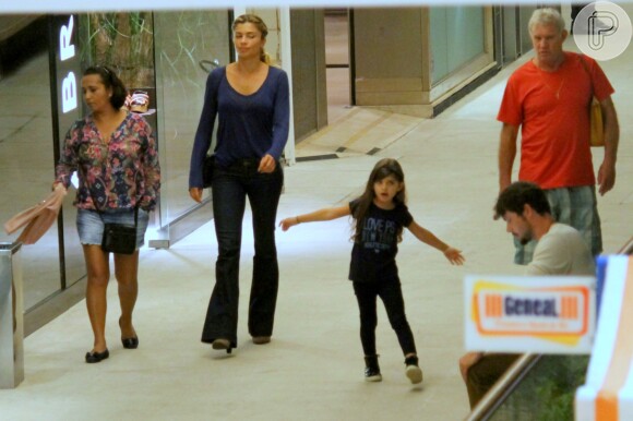 Grazi Massafera se diverte com a filha, Sofia, durante passeio em shopping no Rio de Janeiro nesta sexta-feira, dia 09 de setembro de 2016