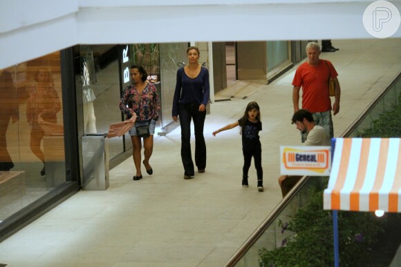 Grazi Massafera se diverte com a filha, Sofia, durante passeio em shopping no Rio de Janeiro nesta sexta-feira, dia 09 de setembro de 2016