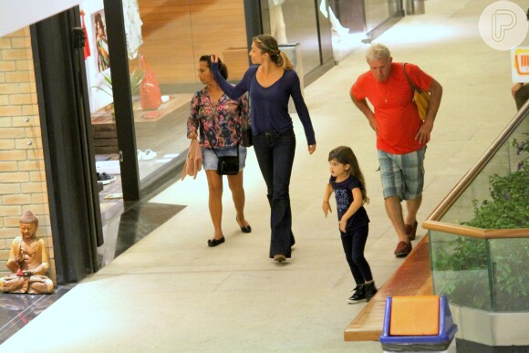 Grazi Massafera se diverte com a filha, Sofia, durante passeio em shopping no Rio de Janeiro nesta sexta-feira, dia 09 de setembro de 2016
