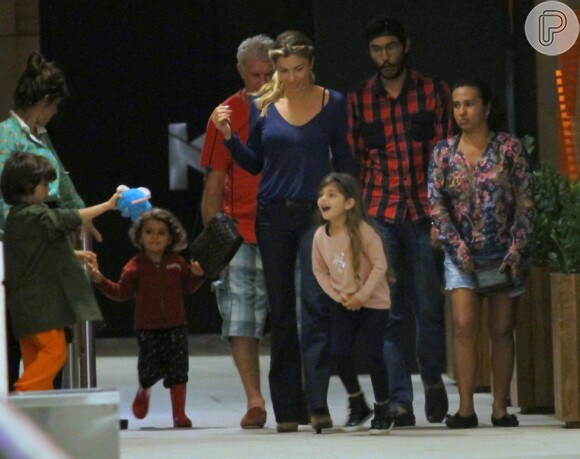 Grazi Massafera se diverte com a filha, Sofia, durante passeio em shopping no Rio de Janeiro nesta sexta-feira, dia 09 de setembro de 2016