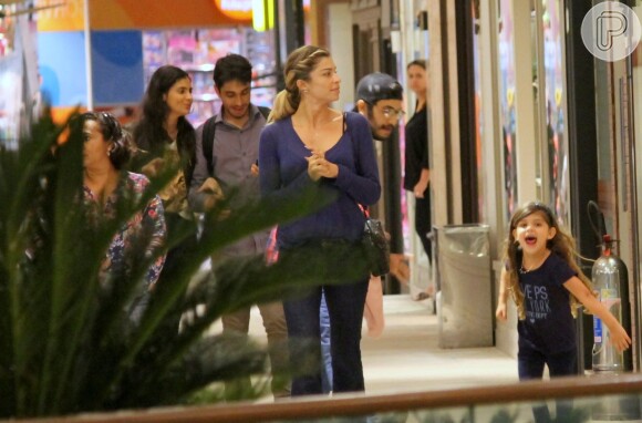 Grazi Massafera se diverte com a filha, Sofia, durante passeio em shopping no Rio de Janeiro nesta sexta-feira, dia 09 de setembro de 2016