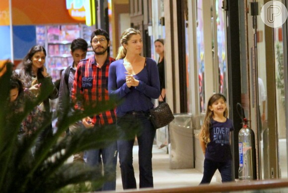 Grazi Massafera se diverte com a filha, Sofia, durante passeio em shopping no Rio de Janeiro nesta sexta-feira, dia 09 de setembro de 2016
