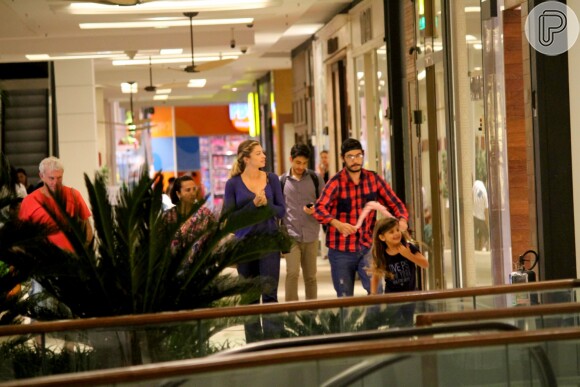 Grazi Massafera se diverte com a filha, Sofia, durante passeio em shopping no Rio de Janeiro nesta sexta-feira, dia 09 de setembro de 2016