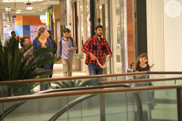 Grazi Massafera se diverte com a filha, Sofia, durante passeio em shopping no Rio de Janeiro nesta sexta-feira, dia 09 de setembro de 2016
