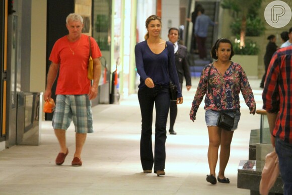 Grazi Massafera se diverte com a filha, Sofia, durante passeio em shopping no Rio de Janeiro nesta sexta-feira, dia 09 de setembro de 2016