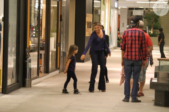 Grazi Massafera se diverte com a filha, Sofia, durante passeio em shopping no Rio de Janeiro nesta sexta-feira, dia 09 de setembro de 2016