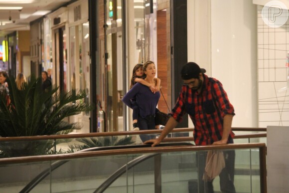 Grazi Massafera se diverte com a filha, Sofia, durante passeio em shopping no Rio de Janeiro nesta sexta-feira, dia 09 de setembro de 2016