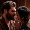 'Joia Rara': Toni (Thiago Lacerda) e Gaia (Ana Cecília Costa) se reencontram e os dois se beijam. O capítulo vai ao ar no dia 9 de dezembro de 2013