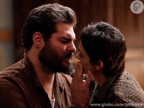 'Joia Rara': Toni (Thiago Lacerda) e Gaia (Ana Cecília Costa) se reencontram e os dois se beijam. O capítulo vai ao ar no dia 9 de dezembro de 2013