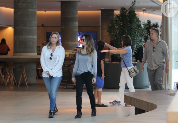Cleo Pires passeia com a mãe, Gloria Pires, e o padastro Orlando Morais em shopping do Rio neste sábado, dia 10 de setembro de 2016