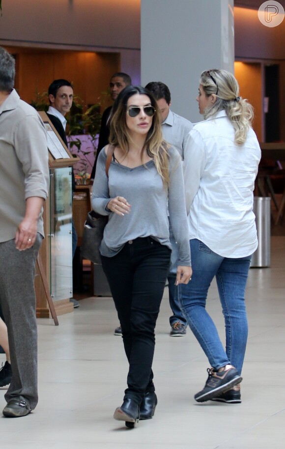 Cleo Pires passeia com a mãe, Gloria Pires, e o padastro Orlando Morais em shopping do Rio neste sábado, dia 10 de setembro de 2016