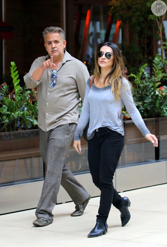 Cleo Pires passeia com a mãe, Gloria Pires, e o padastro Orlando Morais em shopping do Rio neste sábado, dia 10 de setembro de 2016