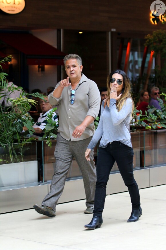 Cleo Pires passeia com a mãe, Gloria Pires, e o padastro Orlando Morais em shopping do Rio neste sábado, dia 10 de setembro de 2016