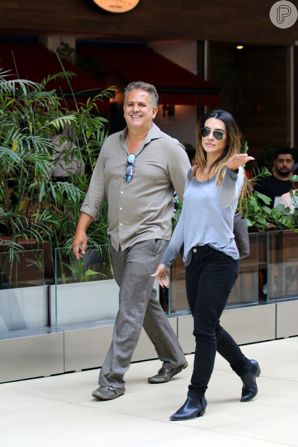 Cleo Pires passeia com a mãe, Gloria Pires, e o padastro Orlando Morais em shopping do Rio neste sábado, dia 10 de setembro de 2016