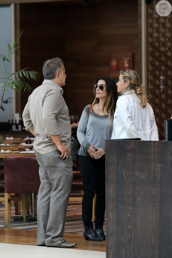 Cleo Pires passeia com a mãe, Gloria Pires, e o padastro Orlando Morais em shopping do Rio neste sábado, dia 10 de setembro de 2016