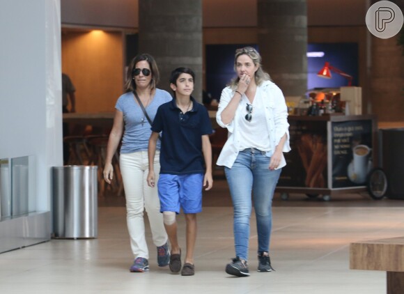 Cleo Pires passeia com a mãe, Gloria Pires, e o padastro Orlando Morais em shopping do Rio neste sábado, dia 10 de setembro de 2016
