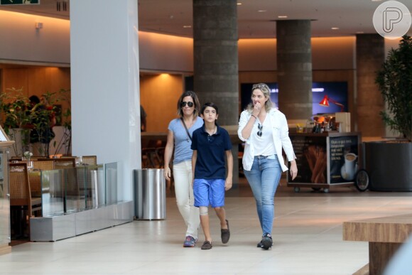 Cleo Pires passeia com a mãe, Gloria Pires, e o padastro Orlando Morais em shopping do Rio neste sábado, dia 10 de setembro de 2016