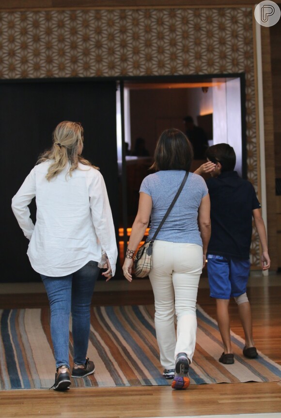 Cleo Pires passeia com a mãe, Gloria Pires, e o padastro Orlando Morais em shopping do Rio neste sábado, dia 10 de setembro de 2016
