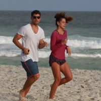 Cauã Reymond leva a namorada, Mariana Goldfarb, para dia de surfe em praia do RJ