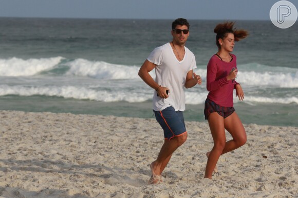 Cauã Reymond corre na praia da Barra da Tijuca ao lado da namorada, Mariana Goldfarb, em 10 de setembro de 2016