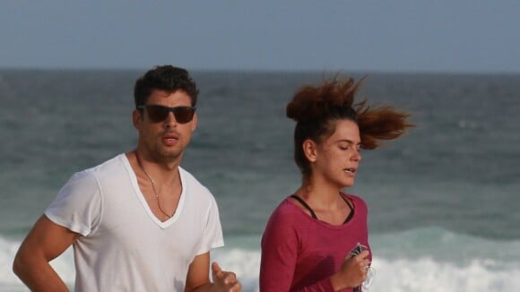 Cauã Reymond leva a namorada, Mariana Goldfarb, para dia de surfe em praia do RJ