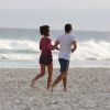 Cauã Reymond corre na praia da Barra da Tijuca ao lado da namorada, Mariana Goldfarb