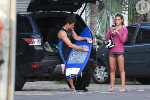 Cauã Reymond se prepara para surfar na praia da Barra da Tijuca, na Zona Oeste do Rio
