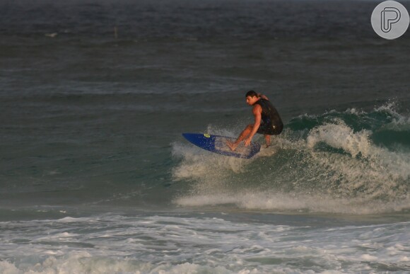 Cauã Reymond curte dia de surfe na praia da Barra