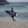 Cauã Reymond deixa o mar após surfar na praia da Barra da Tijuca