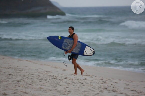 Cauã Reymond deixa o mar após surfar na praia da Barra da Tijuca