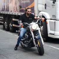 Henri Castelli, de 'Sol Nascente', vai de moto a evento em SP. Fotos!