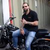 Henri Castelli chegou de moto ao evento em São Paulo neste domingo, dia 11 de setembro de 2016