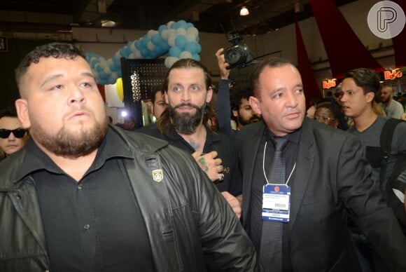 Henri Castelli chegou de moto ao evento em São Paulo neste domingo, dia 11 de setembro de 2016