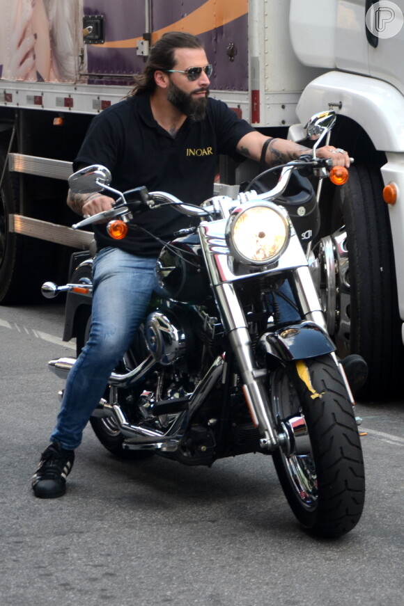 O ator é apaixonado por motos